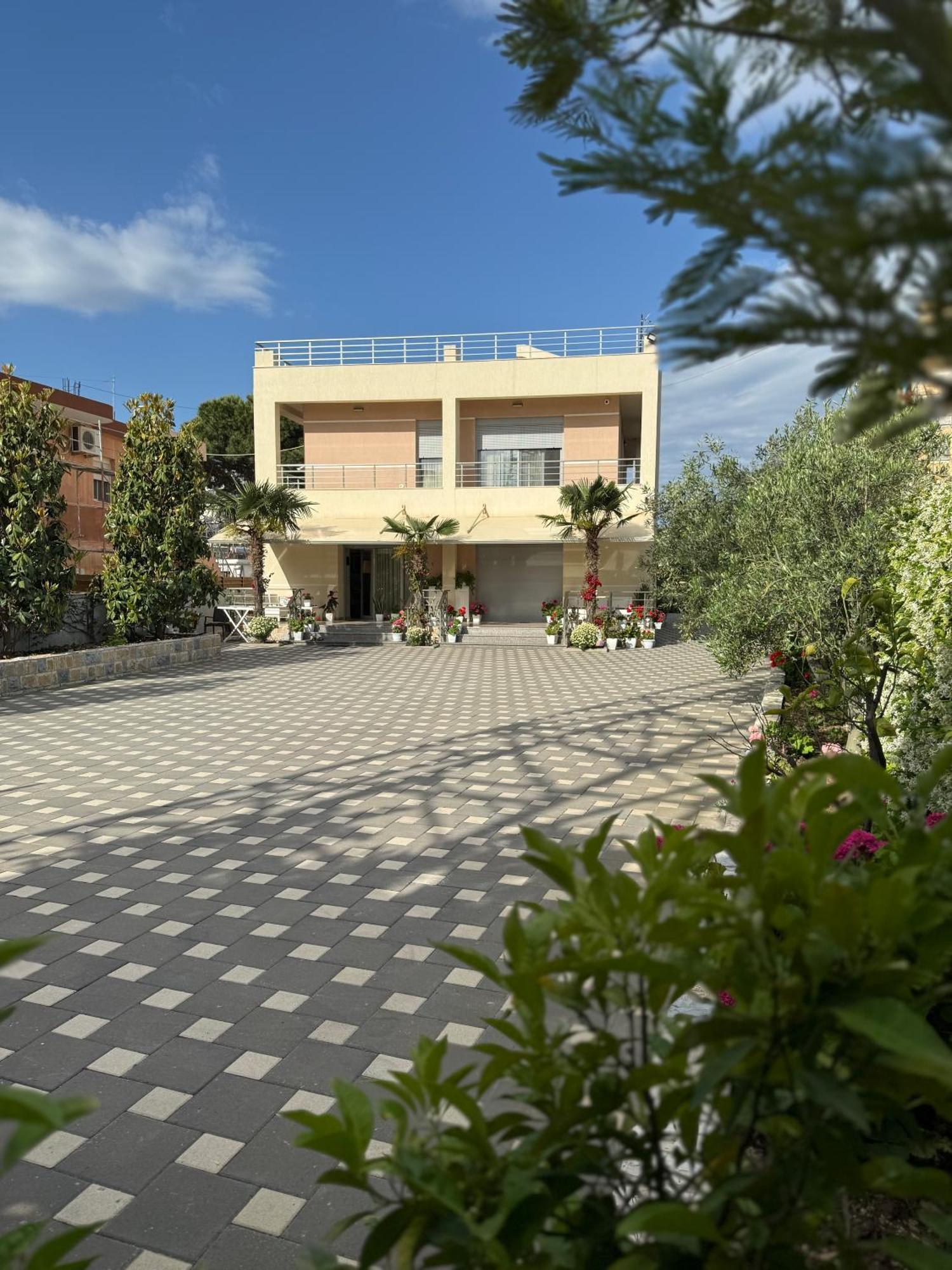 Arial Trinity Pensión Vlorë