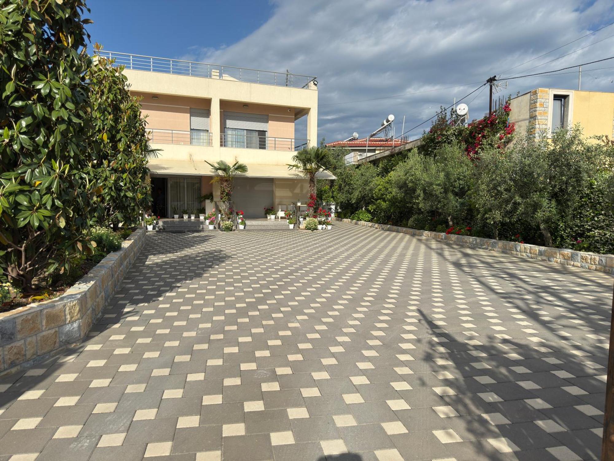 Arial Trinity Pensión Vlorë